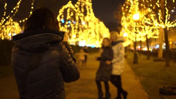 Ζευγάρι Φωτογράφηση Χριστούγεννα — Αρχείο Βίντεο