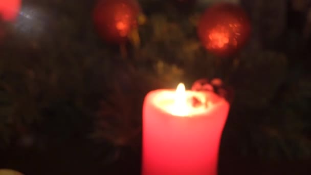 Κόκκινα Κεριά Και Χριστουγεννιάτικα Κουδούνια — Αρχείο Βίντεο