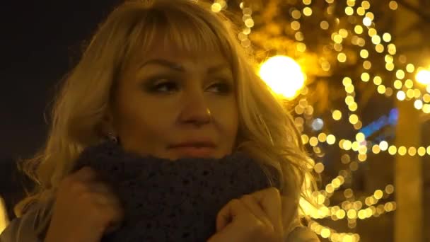 Ganska Blond Transpersoner Kvinna Går Längs Gatan Med Jul Dekor — Stockvideo