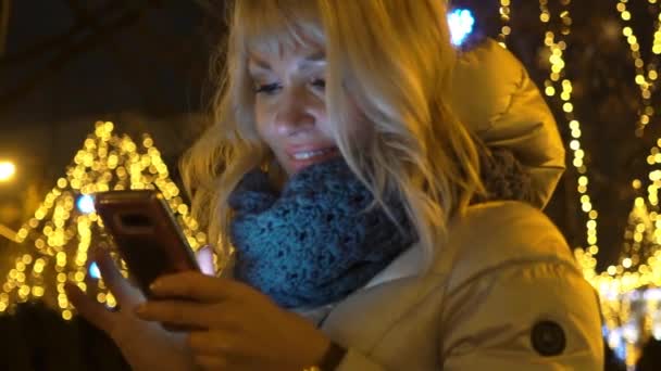 Menina Jovem Atraente Sorrindo Seguida Olhando Para Telefone — Vídeo de Stock