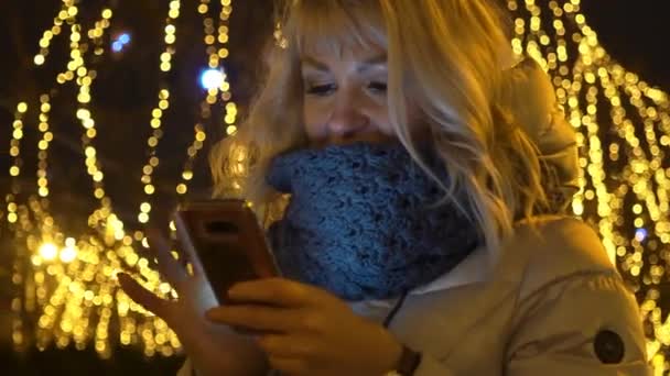 Γυναίκα Χρησιμοποιώντας Έξυπνο Τηλέφωνο Νύχτα Στην Πόλη — Αρχείο Βίντεο