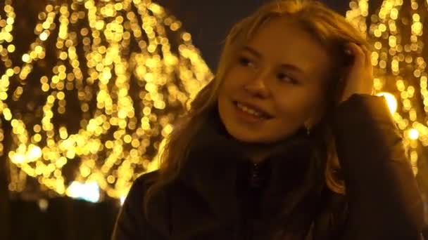 Chica Caminando Ciudad Noche Navidad — Vídeo de stock