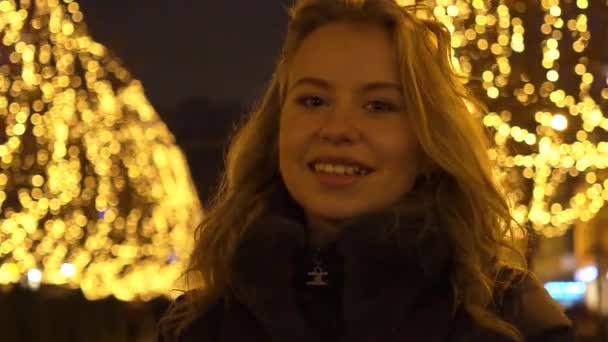 Мила Щаслива Дівчинка Гуляє Вулицях Великого Міста — стокове відео