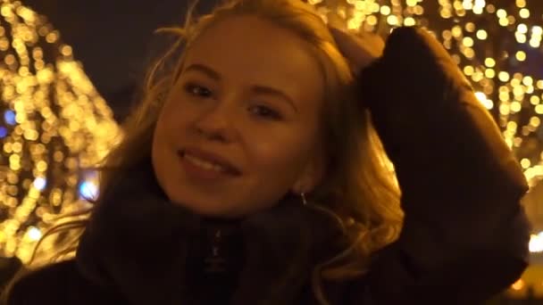 Vrouw Wandelen Door Verlichte Steeg Avonds Winter Landschap — Stockvideo