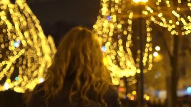 Noel'de Akşam Şehrinde Yürüyen Kız.