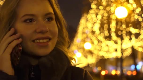 Heureux Fille Parler Sur Téléphone Ville Neige Hiver Noël — Video