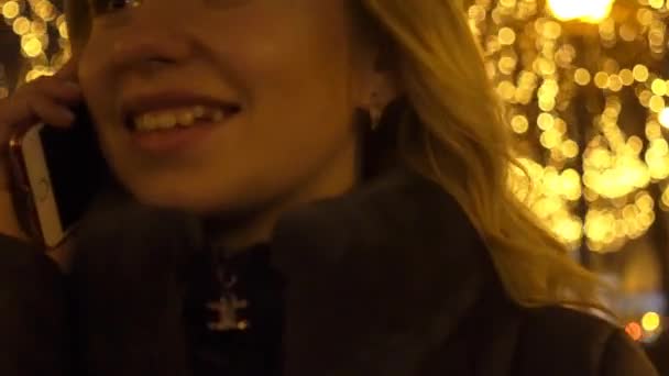 Arka Plan Christmas Ağacının Telefonda Konuşurken Mutlu Genç Kız — Stok video
