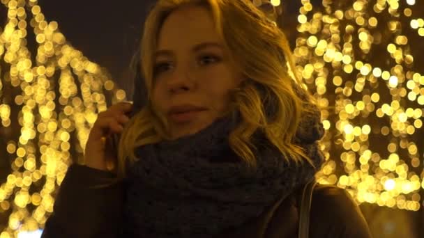 Meisje Achtergrond Van Kerstverlichting — Stockvideo