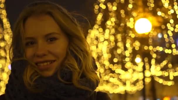 Menina Fundo Das Luzes Natal — Vídeo de Stock