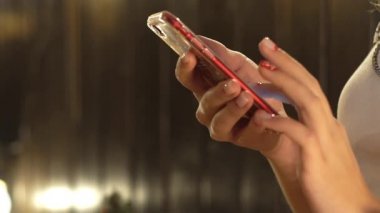 yakın ağır çekim kız el tutar telefon Noel ağacı tarafından.