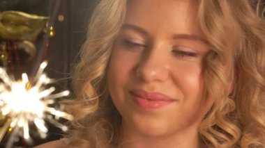 Genç Kız Portre Smile Kameraya, Kıvılcım bak, Bengal Yangın Noel Tr