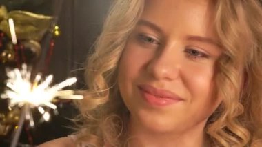 Genç Güzel Kadın Bir Bengal Işık Tutar Ve Gülümsüyor.