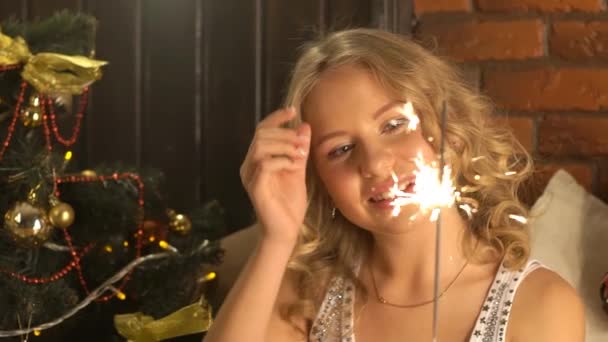 Retrato Uma Menina Modelo Olha Com Sparklers Suas Mãos — Vídeo de Stock