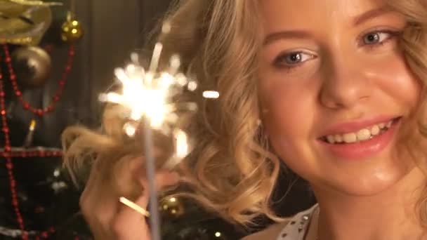 Menina Feliz Com Sparkler Suas Mãos — Vídeo de Stock