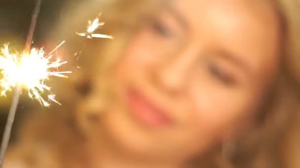 Wunderkerze Frauenhände Mit Bengalischem Licht Frau Mit Leuchtenden Festtagsblumen — Stockvideo