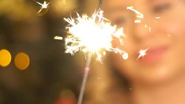 ベンガル光を保つブロンドの女性 — ストック動画