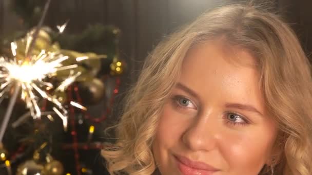 Mooi Meisje Viert Kerstmis Holding Haar Hand Een Bengaalse Brand — Stockvideo