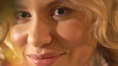 Güzel moda modeli elektrik garland, yavaş hareket ile çalış.