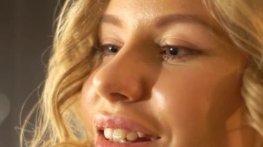 Gri Gözlü Genç Güzel Beyaz Kadın Yüzünün Closeup Portresi