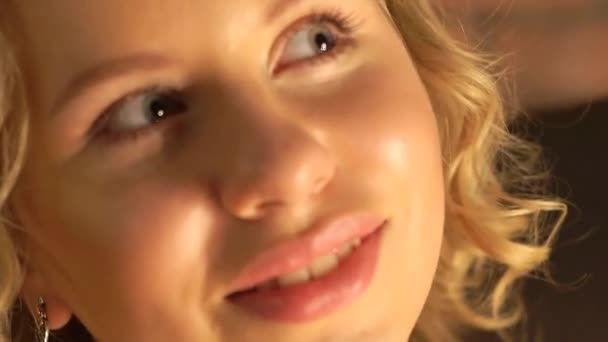 Closeup Retrato Jovem Encantador Caucasiano Cabelo Curto Face Feminina Com — Vídeo de Stock