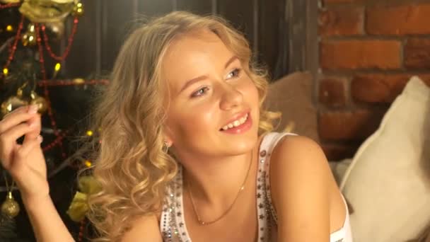 Portrait Jeune Belle Femme Blonde Tournant Tête Souriant Caméra — Video