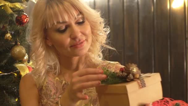 Donna Che Mostra Regalo Natale Nelle Sue Mani Mani Femminili — Video Stock