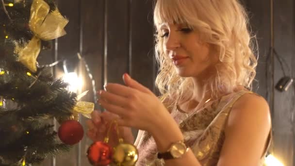 Mujer Decoración Árbol Navidad — Vídeo de stock