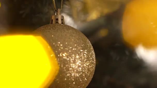 Close Van Gedecoreerde Kerstboom — Stockvideo