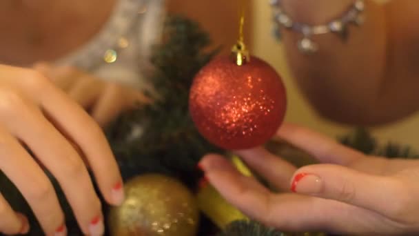 Vrouwelijke Hand Hangt Gouden Kerst Bal Boom Close — Stockvideo