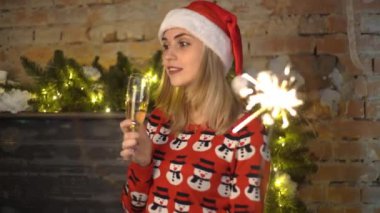 Bengal ateşi ve Noel şapkası, kızla yakın-up