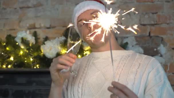 Веселый Пьяный Мужчина Наслаждается Праздником Держа Руках Искру Бокал Шампанского — стоковое видео