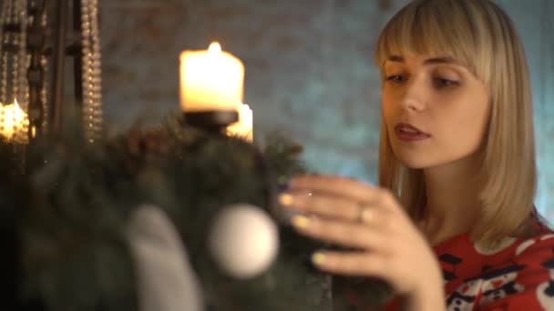 Mujer Soplando Tealights Navidad — Vídeos de Stock