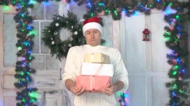 Noel Baba Şapkalı Yakışıklı Adam Noel Hediyesi.