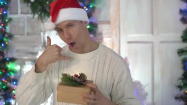 Noel, x-mas, kış, mutluluk kavramı - adam hediye kutusu ile gülümseyen.