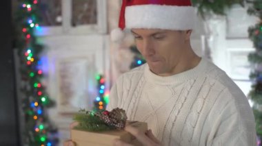 Gülümseyen Genç Adam Yılbaşı Hediyesini Evde Açtı, Mutlu Noeller.