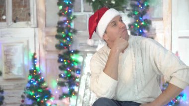 Genç bir kız erkek arkadaşına beyaz süveter giyen bir hediye veriyor. Mutlu yıllar.