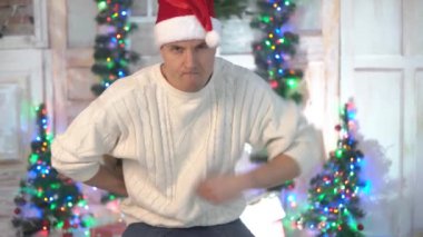 Evde Noel hediyesi kutusu olan çekici bir adam..