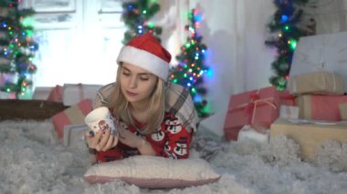 Female Female Kahve ya da Çay İçen Güzel Genç Romantik Kadın.