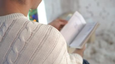 Kitap sayfalarını kapatıyoruz. Kitap Okunuyor..