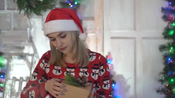 Genç Kadın Tutan Açık Tatil Noel Için Elinde Mevcut — Stok video