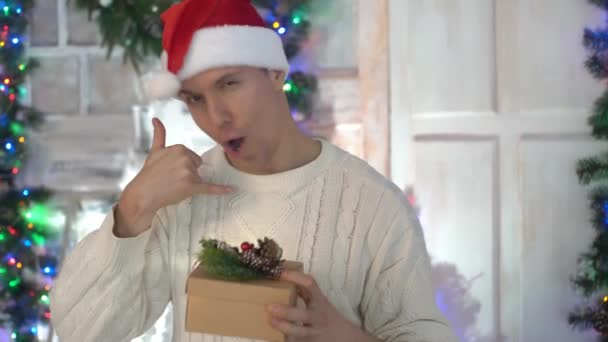 Weihnachten Weihnachten Winter Glückskonzept Lächelnder Mann Mit Geschenkbox — Stockvideo
