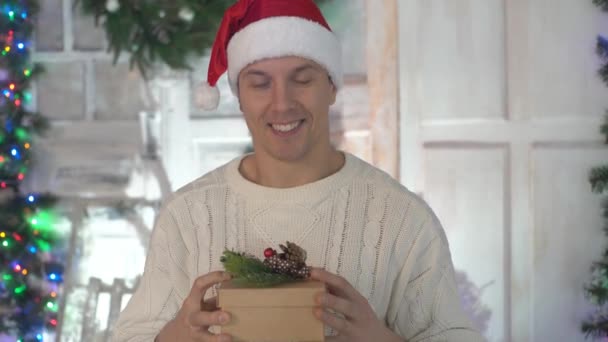 Счастливчик Держит Подарочные Коробки Над Рождественскими Огнями — стоковое видео
