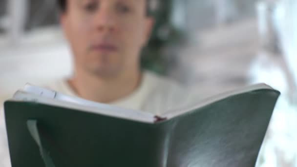 Поглинений Чоловік Читає Цікаву Книгу Кафе Закриває Обличчя Ним — стокове відео
