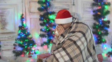 Santa Hat 'ta kahve içen adam.