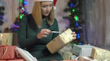 Hediye kutusu Noel sahne arka plan üzerinde olan kadın..