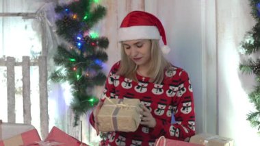 Bir kadının elinde ki kutuyu. Mutlu Yıllar, Mutlu Noeller, Bugün