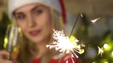 Noel'de Bengal Ateşi olan kız .