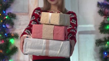 Genç kadın bir hediyesi tutar.