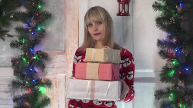 Genç ve güzel bir kadın bir hediye verdi.