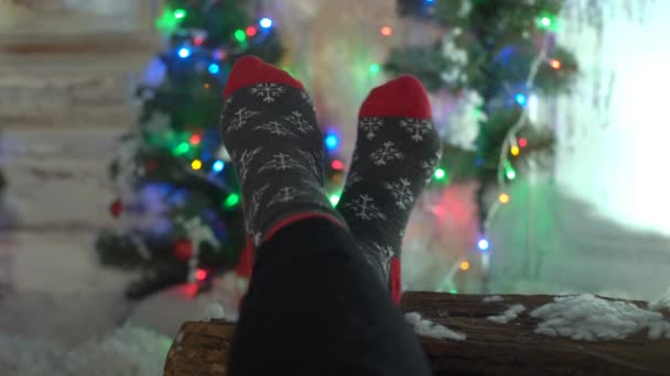 Pies Femeninos Calcetines Navidad Casa Invierno Navidad Con Regalos — Vídeos de Stock